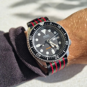 En handled som har en Seiko SKX007 med bond-natoband på sig