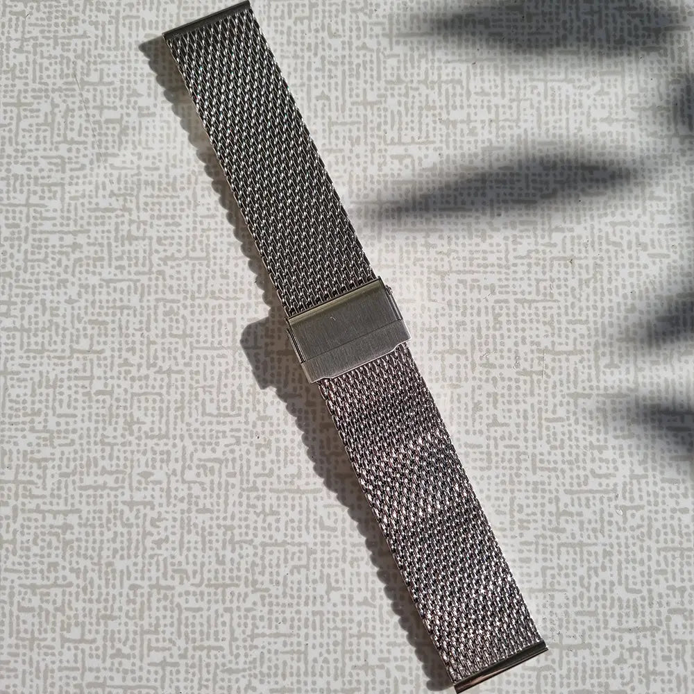 En stållänk i meshdesign i silverfärg med spänne på mitten