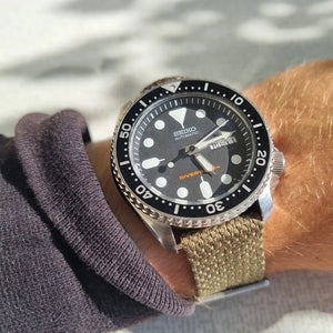 En Seiko SKX007 med mörkgrönt natoband i ribbad design
