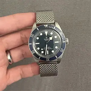 En blå Tudor Black Bay 58 på silvrigt mesh klockarmband