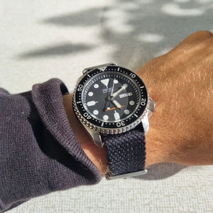 En wristshot på ett svart nato klockarmband på en Seiko SKX007